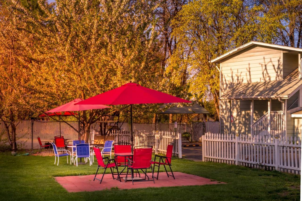 Maple Leaf Motel Shady Cove Εξωτερικό φωτογραφία